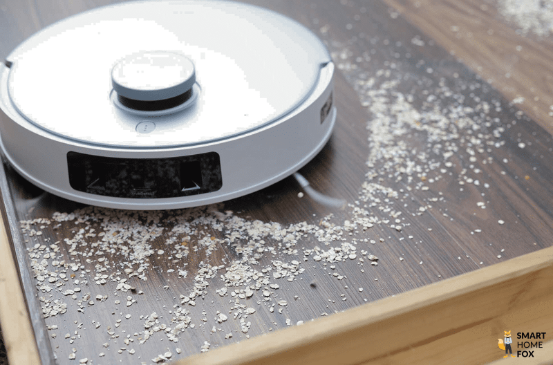 Der ECOVACS DEEBOT T20 OMNI reinigt im Test entlang einer Leiste.